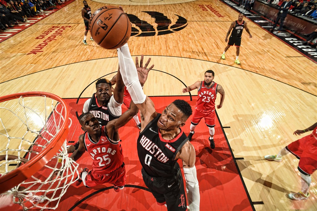 美國職籃NBA的衛斯布魯克(前)5日締造「大三元」,率領休士頓火箭119比109擊敗多倫多暴龍。(圖取自twitter.com/houstonrockets)