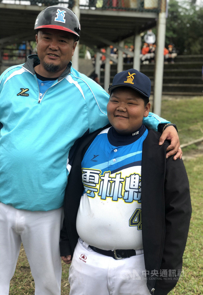 2019年第7屆花蓮台彩威力盃全國少棒賽持續開打,雲林縣隊總教練李新國(左)6日表示,體重114公斤的球員吳東亮(右),打擊、投球其實都算不錯,就差在體重太重,如果瘦下來,相信會有不錯發展。中央社記者謝靜雯攝 108年12月6日