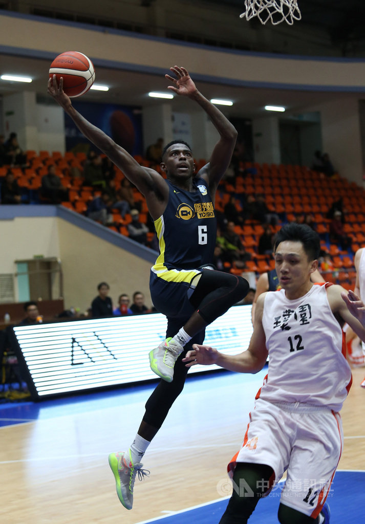 第17季超級籃球聯賽(SBL)熱身賽6日在板橋體育館舉行,終場九太以79比65擊退璞園,九太教練劉嘉發透露,洋將賽森(Franklin Session)(左)超愛台,除積極學台語,也很瘋台式雞排和蛋餅。(中華籃協提供)中央社記者龍柏安傳真 108年12月6日