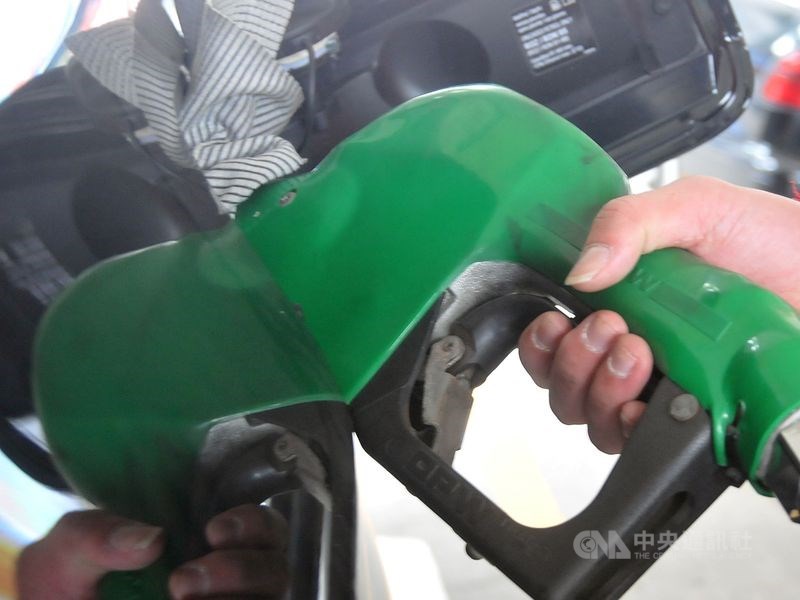 依照中油油價公式,估9日起汽柴油每公升調降新台幣0.3元,95汽油每公升28.3元。(中央社檔案照片)