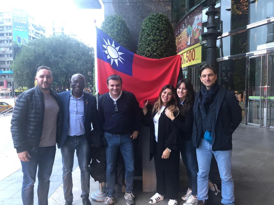 義大利前農業部長錢益友(左3)指出,台義關係應提升到政府層級,並呼籲「現在是義大利正式外交承認中華民國的時候了」。(圖取自facebook.com/GianMarcoCentinaioOfficial)