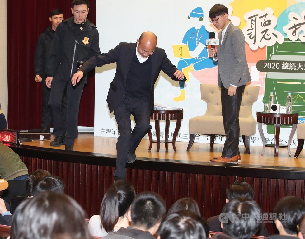 台灣青年民主協會等團體5日晚間在台北國際會議中心舉辦「青聽我們說-2020總統大選青年論壇」,國民黨總統參選人韓國瑜(中)出席和青年對談,活動結束後,韓國瑜從舞台一躍而下,到第一排與學子合影。中央社記者張新偉攝 108年12月5日