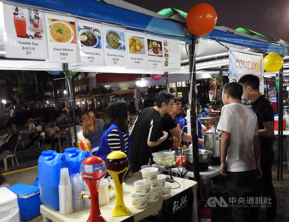 菲律賓蘇比克灣台商6日到8日首次舉辦台灣美食節,希望藉此推廣台灣美食並與當地員工同樂。中央社記者陳妍君蘇比克灣攝 108年12月6日