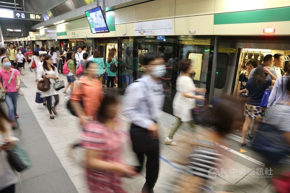 台北捷運6日公布初步擬訂的票價優惠調整方案,將原本齊頭式平等的8折改為依「忠誠度」的現金回饋。(中央社檔案照片)