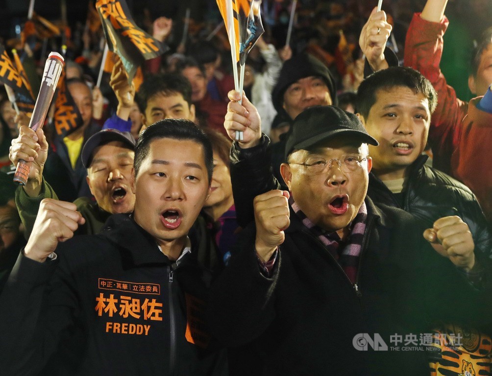 行政院長蘇貞昌(前右)7日到台北市萬華區出席「蔡英文林昶佐加蚋仔後援會」成立大會,為尋求連任的無黨籍立委林昶佐(前左)站台,現場眾人熱情高呼「凍蒜」。中央社記者王騰毅攝 108年12月7日