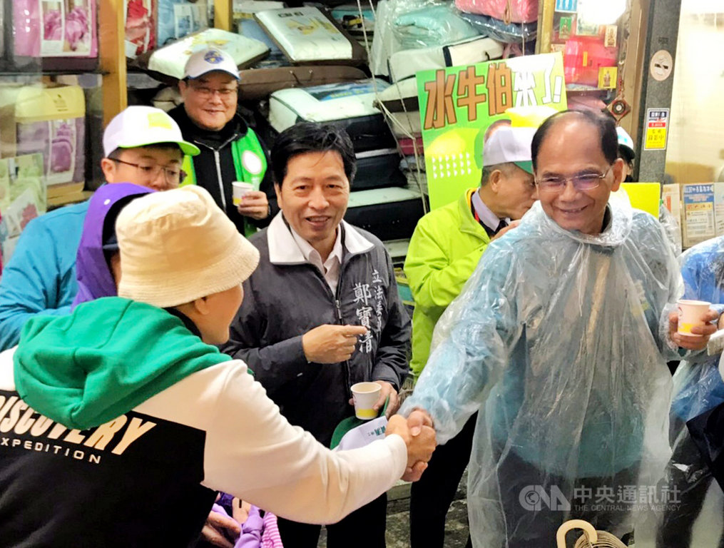 前行政院長游錫堃(前右)7日上午到桃園,為民進黨桃園市第4選區(桃園區)立委參選人鄭寶清(中)輔選,爭取民眾支持。(鄭寶清競選總部提供)中央社記者吳睿騏桃園傳真 108年12月7日