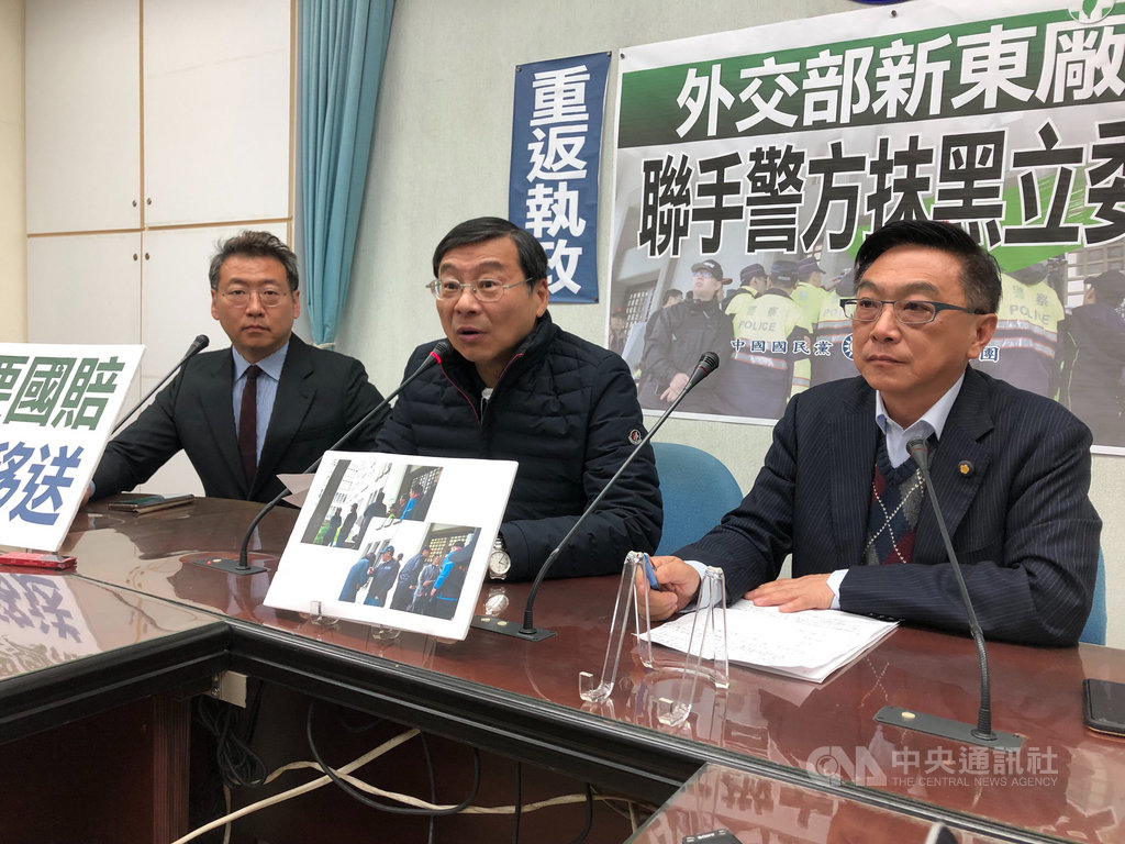 國民黨立法院黨團首席副書記長陳宜民(右)7日表示,陳姓女警不願表明身分,他才請女警離開;警政署栽贓民代,令人痛心。中央社記者王承中攝 108年12月7日