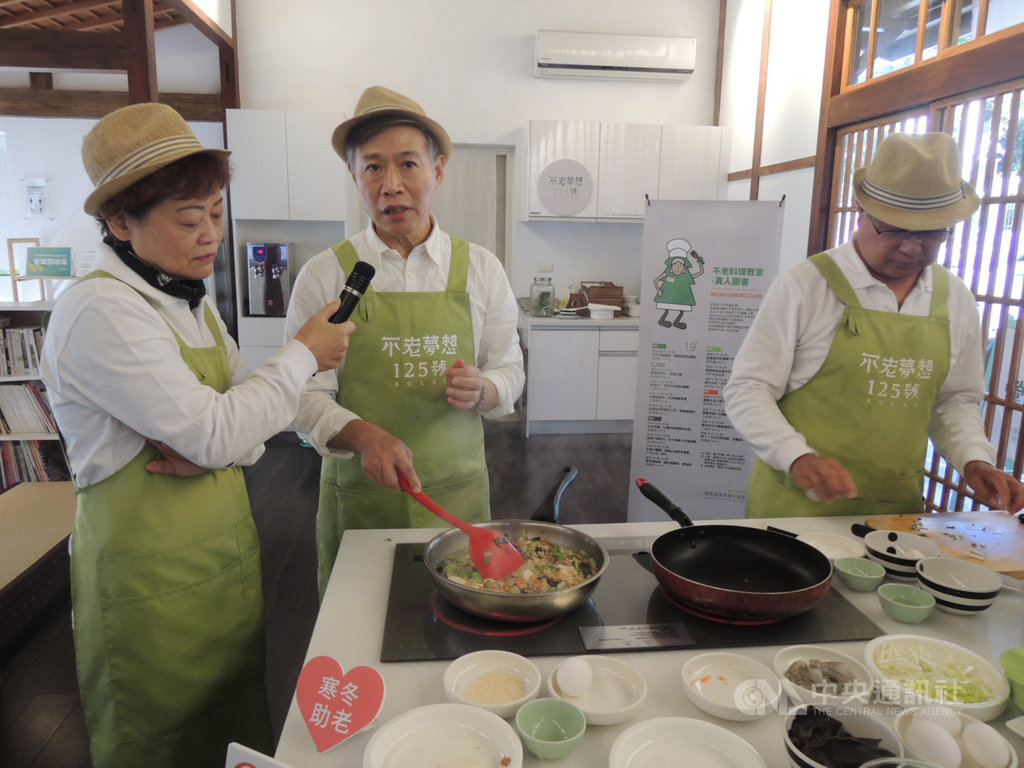 即將到台中國家歌劇院演出舞台劇「七十三變」的京劇大師朱陸豪(左2),7日應弘道老人福利基金會邀請,化身不老主廚烹煮記憶中有爸爸味道的料理,響應公益。中央社記者郝雪卿攝 108年12月7日