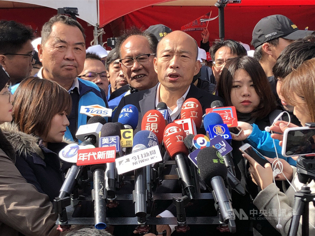 國民黨總統參選人韓國瑜(前中)7日針對國民黨立委到外交部抗議發生推擠、受傷一事表示,外交部處理方式粗暴、不尊重國會議員,部長應負全部責任。中央社記者管瑞平攝 108年12月7日