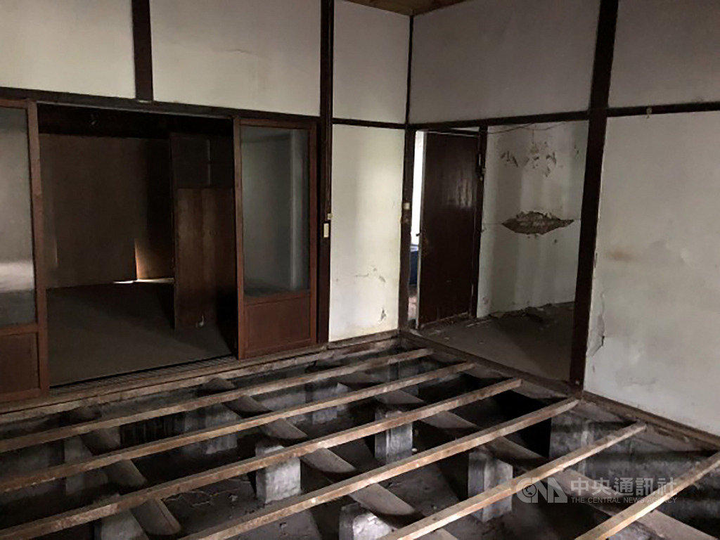 位在台北市大安區溫州街的「生活實驗所」,原為日治時期留下來的老建築,頹圮的木造建築記載著90多年來的故事,經柏成設計進行改造後,榮獲2019 INSIDE世界室內設計節住宅類首獎及年度大獎肯定。圖為改造前建築內部。(柏成設計提供)中央社記者鄭景雯傳真 108年12月7日