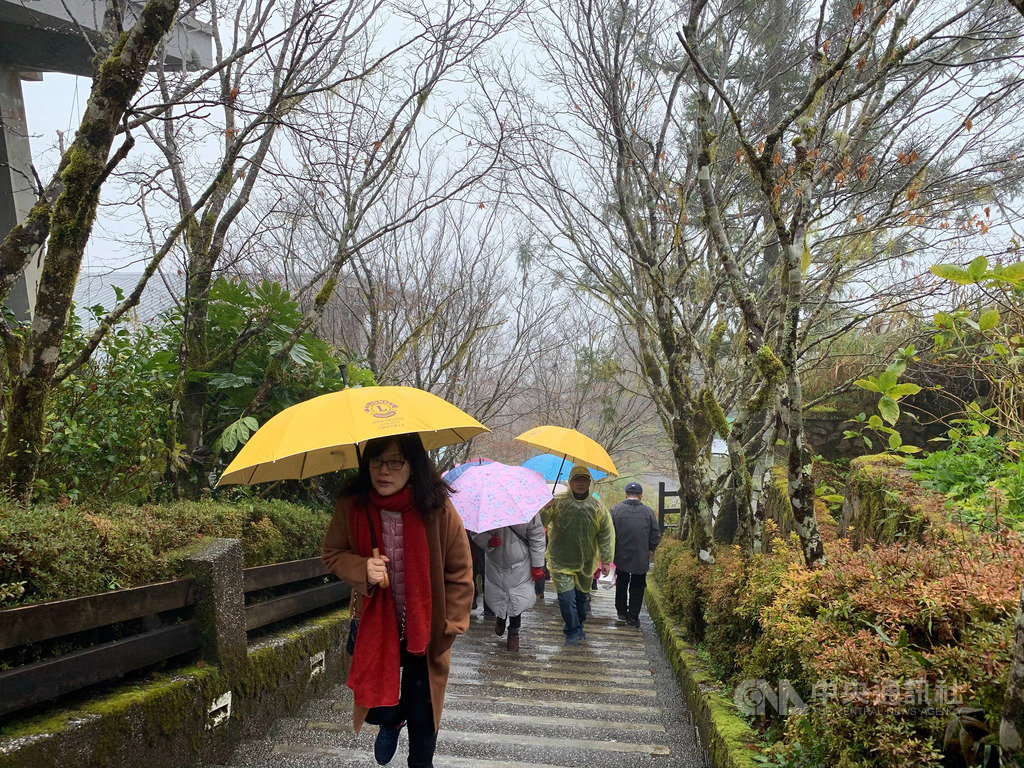 林務局羅東林區管理處轄下太平山國家森林遊樂區管理中心經理黃信偉受訪表示,遊樂區7日吸引約1800名遊客上山等候下雪,其中有140人入住太平山莊。(林務局羅東林管處提供)中央社記者沈如峰宜蘭縣傳真 108年12月7日