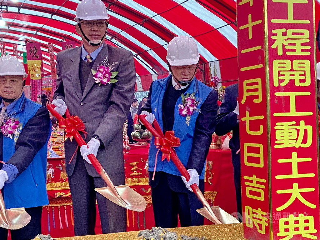 新北市汐止濟德宮因建物老舊,考量結構安全,7日正式動土重建,新北市副市長謝政達(中)出席執鏟。(新北市民政局提供)中央社記者黃旭昇新北市傳真 108年12月7日