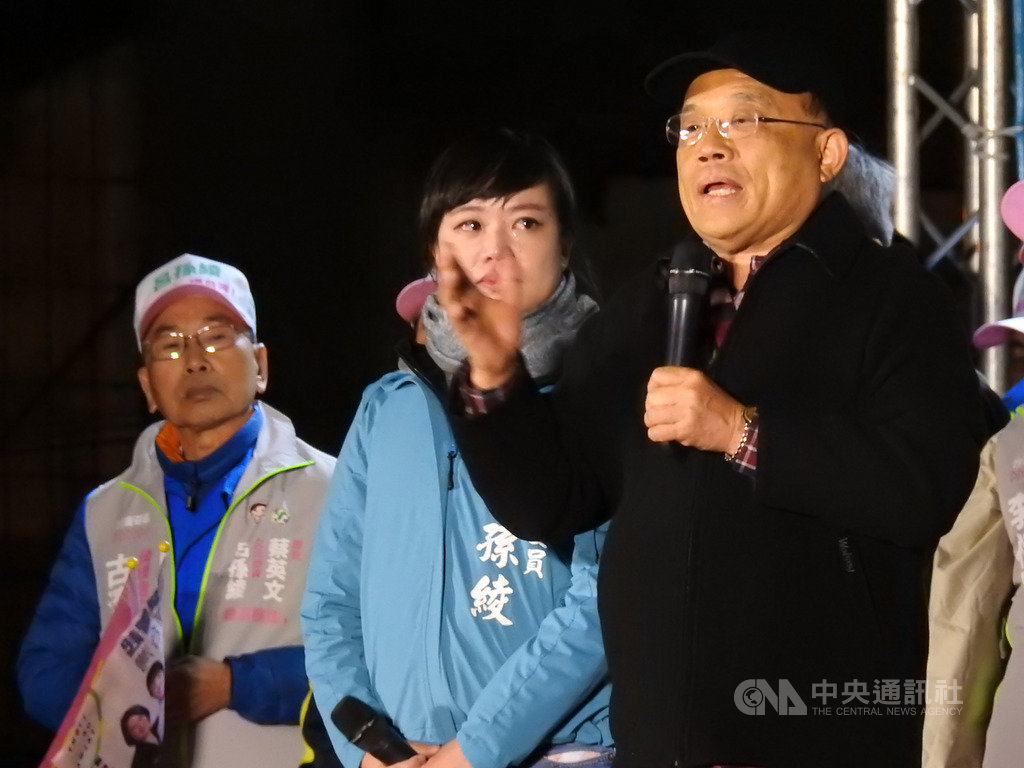 行政院長蘇貞昌(右)7日晚間在寒風中抱病為民進黨籍新北市第1選區立委參選人呂孫綾(右2)助選,讓呂孫綾感動到飆淚。中央社記者王鴻國攝 108年12月7日