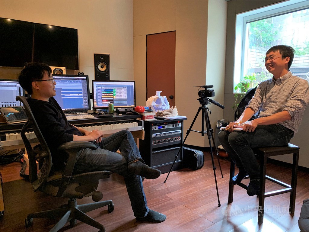 台灣作曲家陳彥竹(左)在洛杉磯的家中打造工作室,從事電影、電視配樂,實現音樂創作的夢想。中央社記者林宏翰洛杉磯攝 108年12月7日