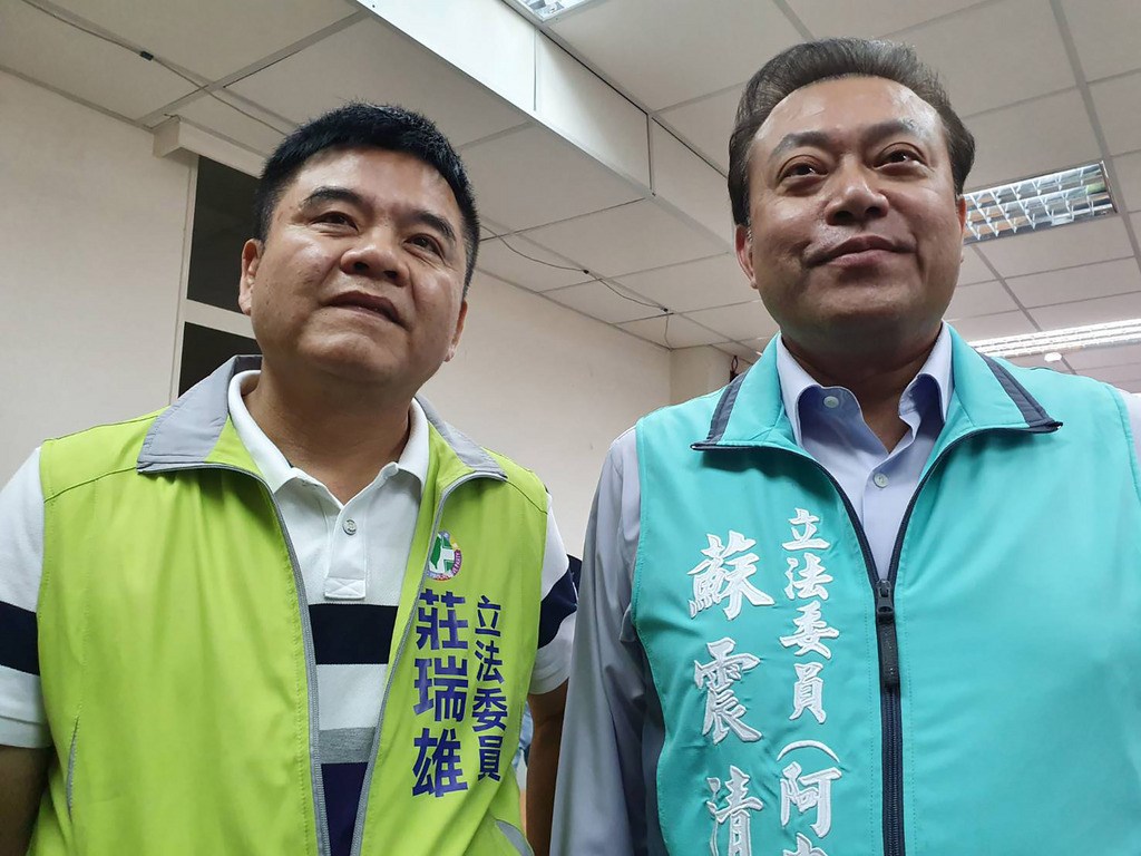 民進黨立委蘇震清(右)投入屏東第2選區選戰,以無黨籍身分參選,雖有立委莊瑞雄(左)助陣,但仍需面對同樣以無黨籍參選的鄭朝明、國民黨參選人周佳琪及與時代力量結盟的留美律師張怡等人的戰況。(蘇震清競選總部提供)中央社記者郭芷瑄傳真 108年12月7日