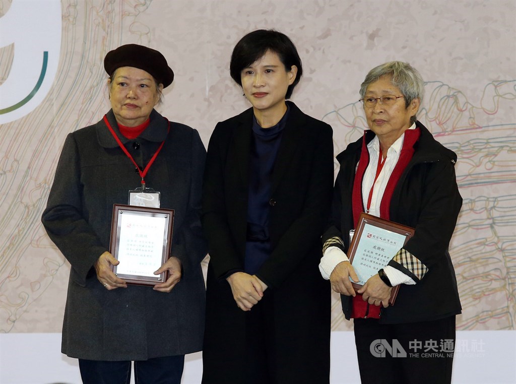文化部國家人權博物館7日在白色恐怖景美紀念園區舉行2019世界人權日典禮,文化部長鄭麗君(中)頒發捐贈文物感謝狀給何康美(右)及受難者家屬林黎彩(左)。中央社記者郭日曉攝 108年12月7日