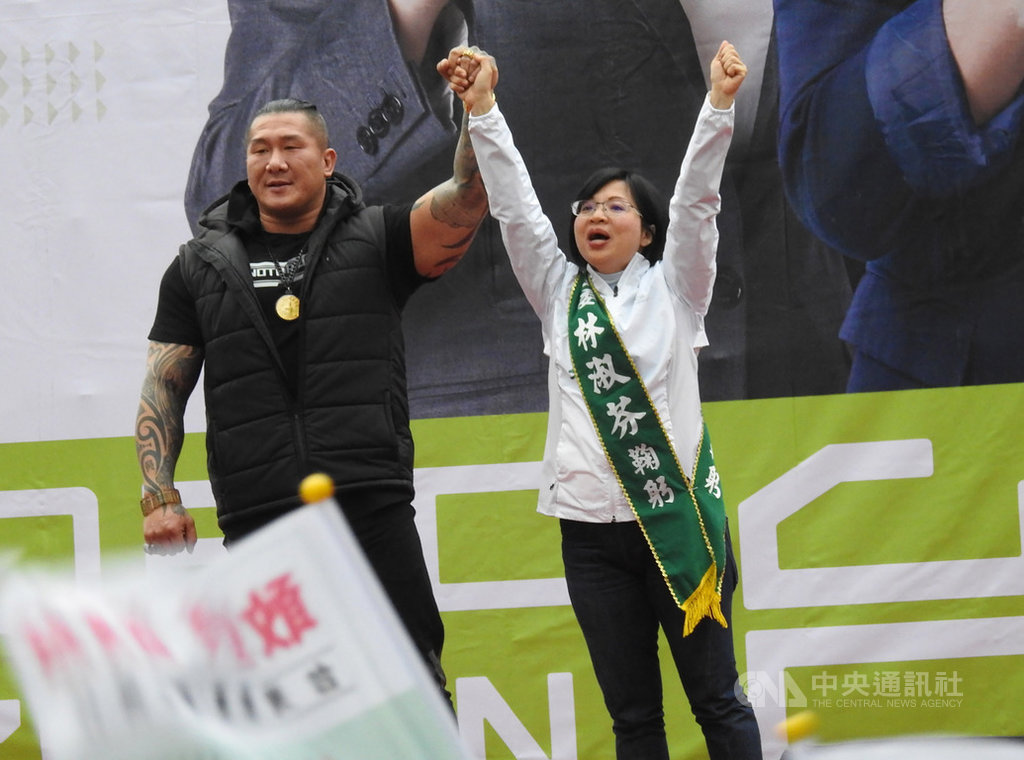 網路紅人「館長」陳之漢(左)7日為尋求連任的民進黨籍新北市第2選區立委林淑芬(右)站台,直呼「好緊張」,也盼這次大選能展現台灣年輕人的力量。中央社記者王鴻國攝 108年12月7日
