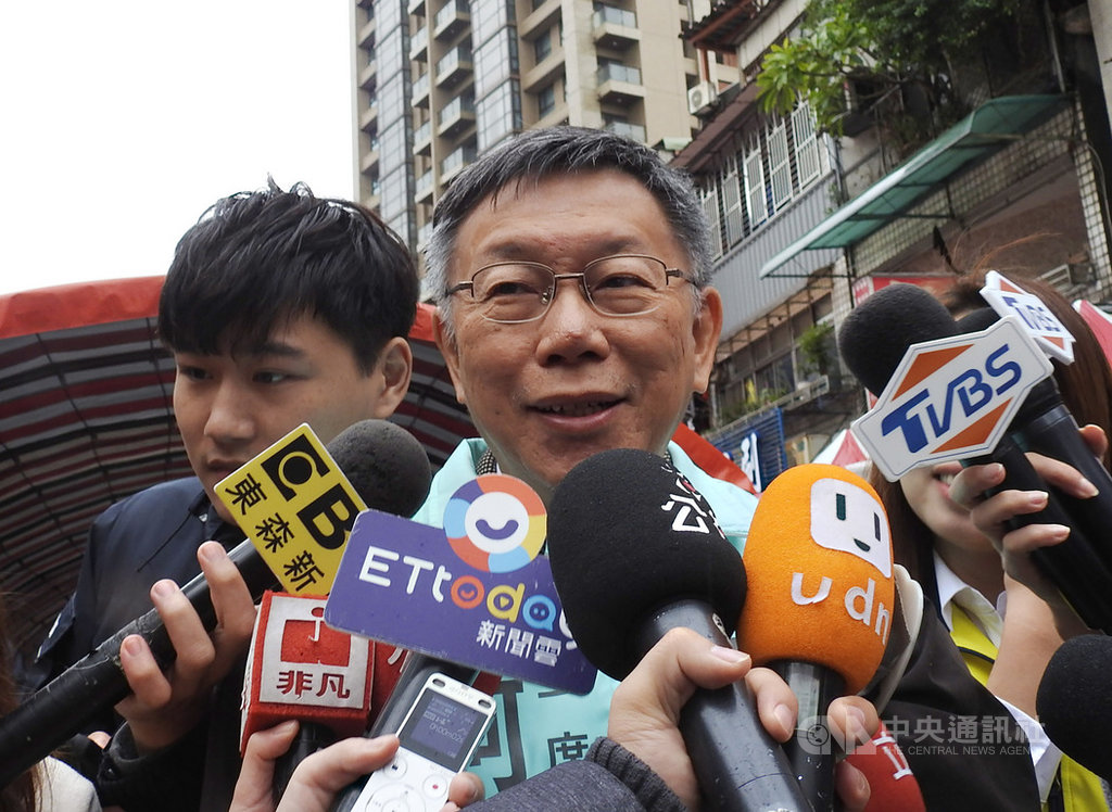 台灣民眾黨主席柯文哲(中)7日出席黨籍三重立委參選人李旻蔚競選總部成立大會,會前受訪針對郭柯漸行漸遠的傳聞表示,鴻海集團創辦人郭台銘訪美,老闆不在,底下的人發言就會「走鐘」。中央社記者王鴻國攝 108年12月7日
