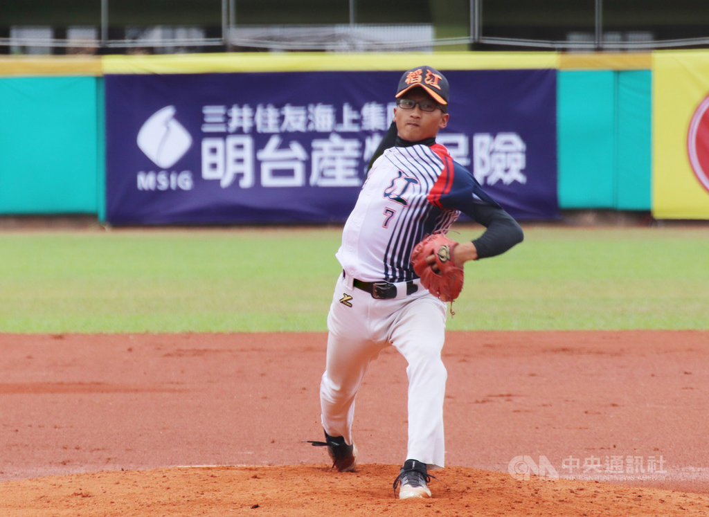 108學年度全國大專校院棒球運動聯賽(公開一級)B組預賽,稻江學院7日與輔仁大學交手,稻江林家恩好投完封輔大,幫助球隊拿下勝利。(大專體總提供)中央社記者謝靜雯傳真 108年12月7日