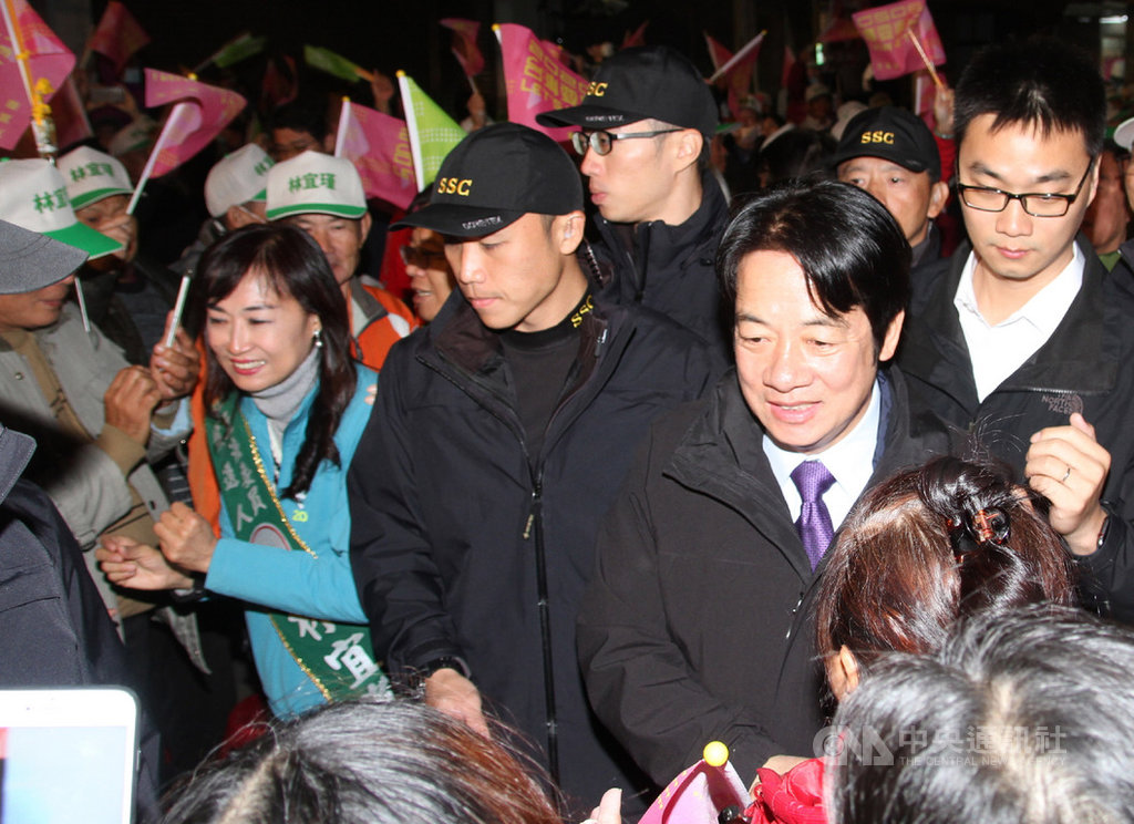 民進黨副總統參選人賴清德(前右)7日晚間到台南市出席黨籍立委參選人林宜瑾(左藍衣者)的永康競選總部成立大會,進場時受到支持者熱烈歡迎。中央社記者楊思瑞攝 108年12月7日