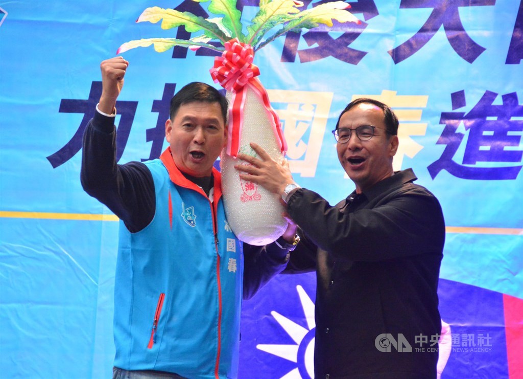 前新北市長朱立倫(右)7日到新北市板橋區,為國民黨新北市第6選區立委參選人林國春(左)站台助選,致贈好彩頭,祝福他順利當選。中央社記者黃旭昇新北市攝 108年12月7日