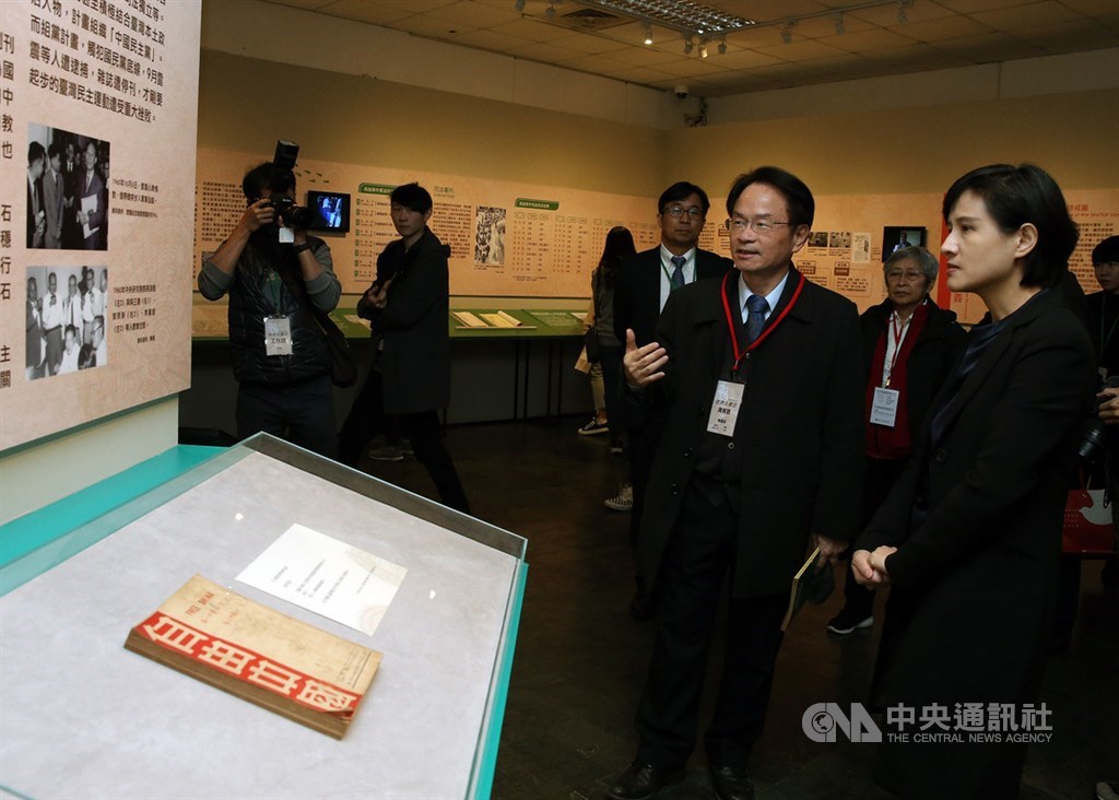紀念美麗島40週年,國家人權博物館在歷史現場第一法庭舉辦「台灣有一站—美麗島」特展,文化部長鄭麗君(前右)7日出席參觀,由國史館館長陳儀深(前右2)進行導覽。中央社記者郭日曉攝 108年12月7日