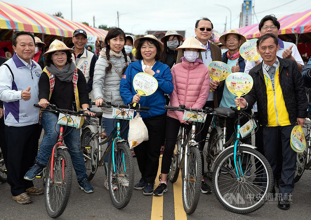 2019嘉義市花海節7日正式登場,面積14公頃的壯麗花海令民眾流連忘返,市長黃敏惠(前左4)到場同樂,與騎單車賞花的民眾拍照留念。(嘉義市政府提供)中央社記者黃國芳傳真 108年12月7日