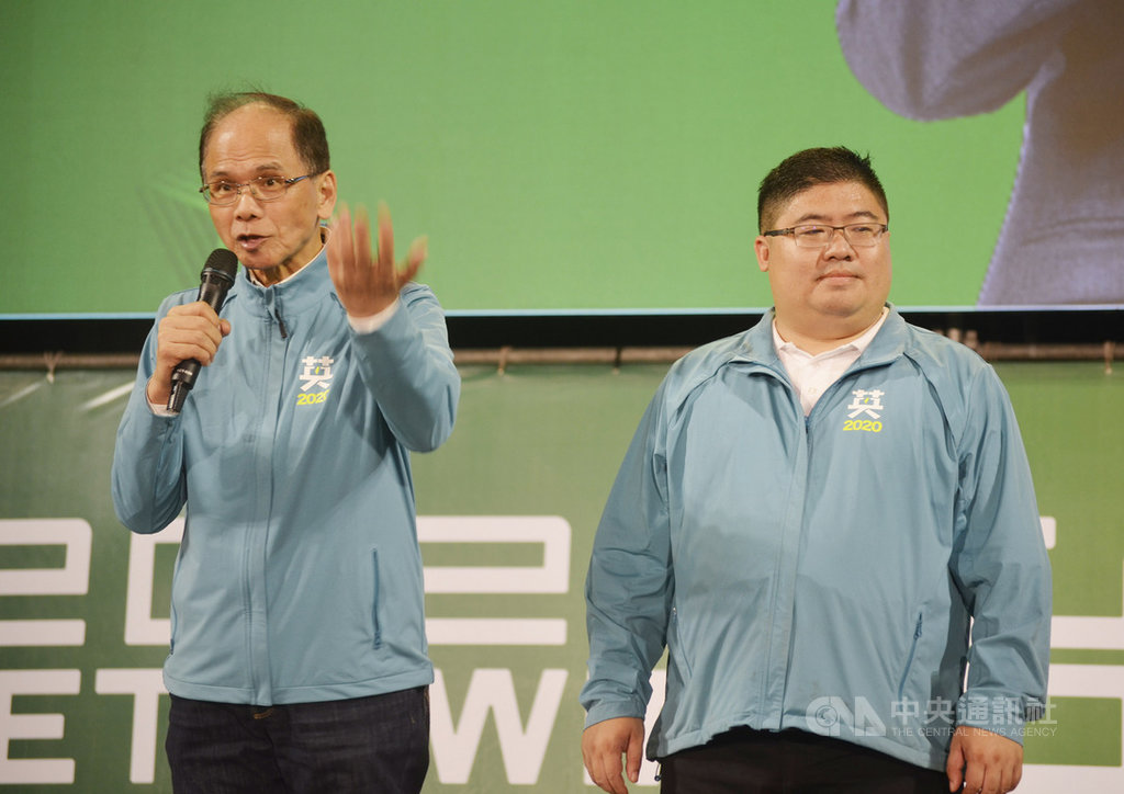 民進黨嘉義縣海區立委參選人蔡易餘(右)尋求連任,前行政院長游錫堃(左)特地前來站台,全力輔選蔡易餘。中央社記者蔡智明攝 108年12月7日