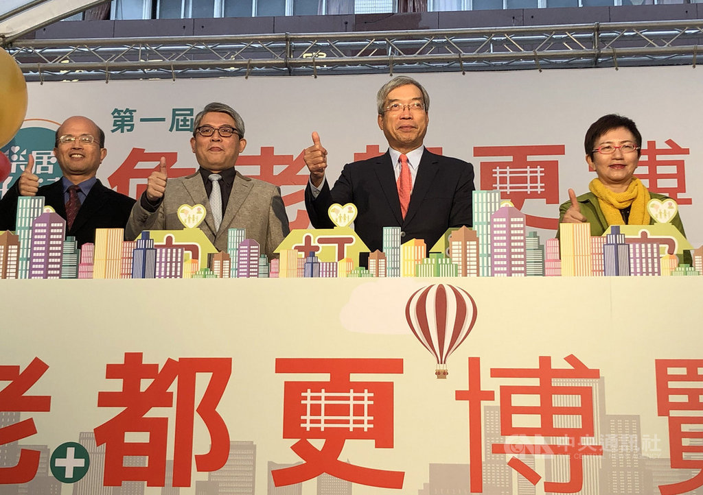 第一屆危老+都更博覽會7日登場,由主辦單位財訊社長兼發行人謝金河(右二)、內政部次長花敬群(左二)、財政部次長莊翠雲(右一)以及共同主辦單位台企銀董事長黃博怡(左一)共同宣布啟動。中央社記者吳佳蓉攝 108年12月7日