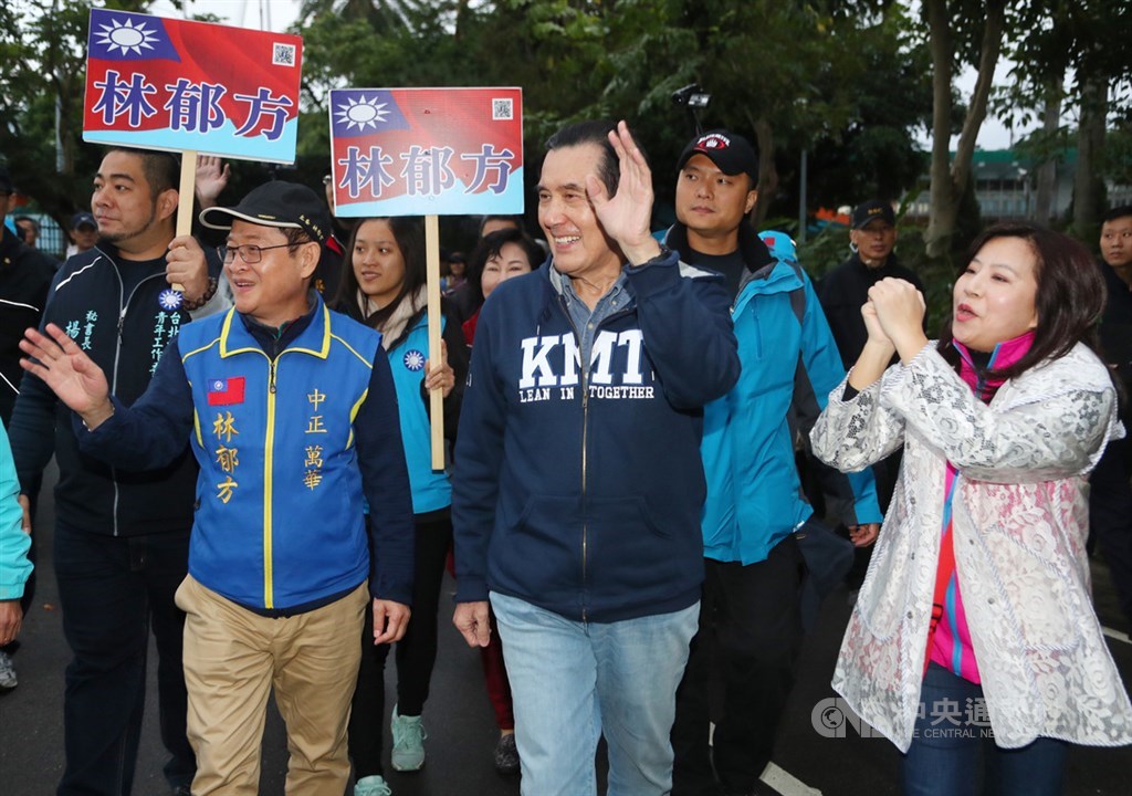 前總統馬英九(前中)7日陪同國民黨台北市立委參選人林郁方(前左)到萬華青年公園拜票,向民眾爭取支持。中央社記者王騰毅攝 108年12月7日