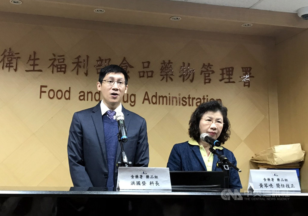 近日新加坡公布3款降血糖藥成分二甲雙胍(metformin)驗出微量致癌不純物質「N-亞硝基二甲胺」(NDMA),食藥署7日上午召開記者會表示,5日起已要求原料藥須檢驗合格才可進口,並全面檢驗市售同成分產品。中央社記者張茗喧攝 108年12月7日