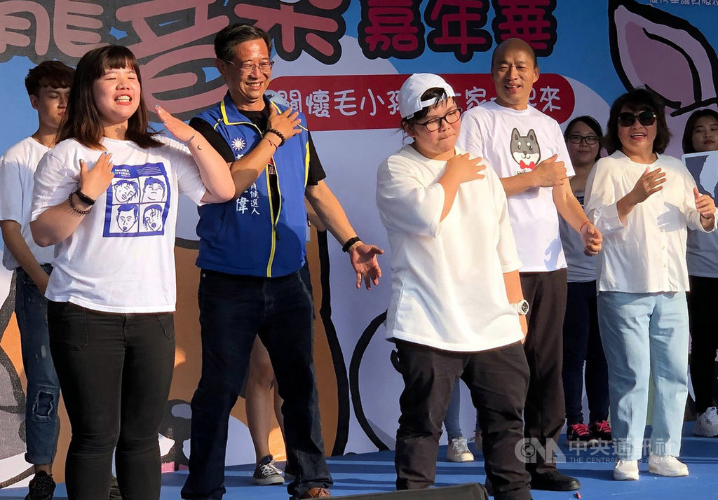 2020年嘉義市立委選舉選情激烈,國民黨立委參選人傅大偉(左2)打出「大有可為」、「暖男」形象,爭取鄉親支持。中央社記者黃國芳攝 108年12月7日