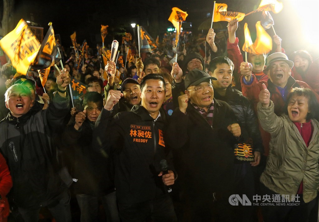 行政院長蘇貞昌(前右2)7日到萬華出席「蔡英文林昶佐加蚋仔後援會」成立大會,為無黨籍立委林昶佐(前右3)助選拉票,現場氣氛相當熱絡。中央社記者王騰毅攝 108年12月7日