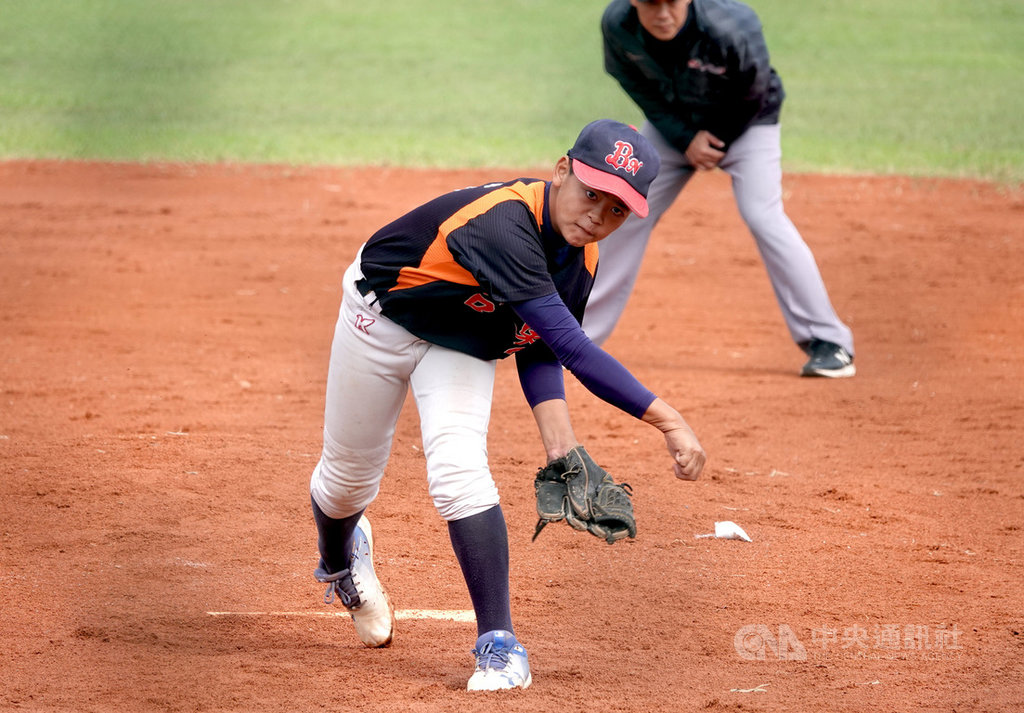2019年第7屆花蓮台彩威力盃全國少棒賽,去年衛冕軍台東縣隊7日在8強賽不敵桃園市隊,挑戰3連霸夢碎。圖為台東小將登板奮力抗敵。中央社記者謝靜雯攝 108年12月7日