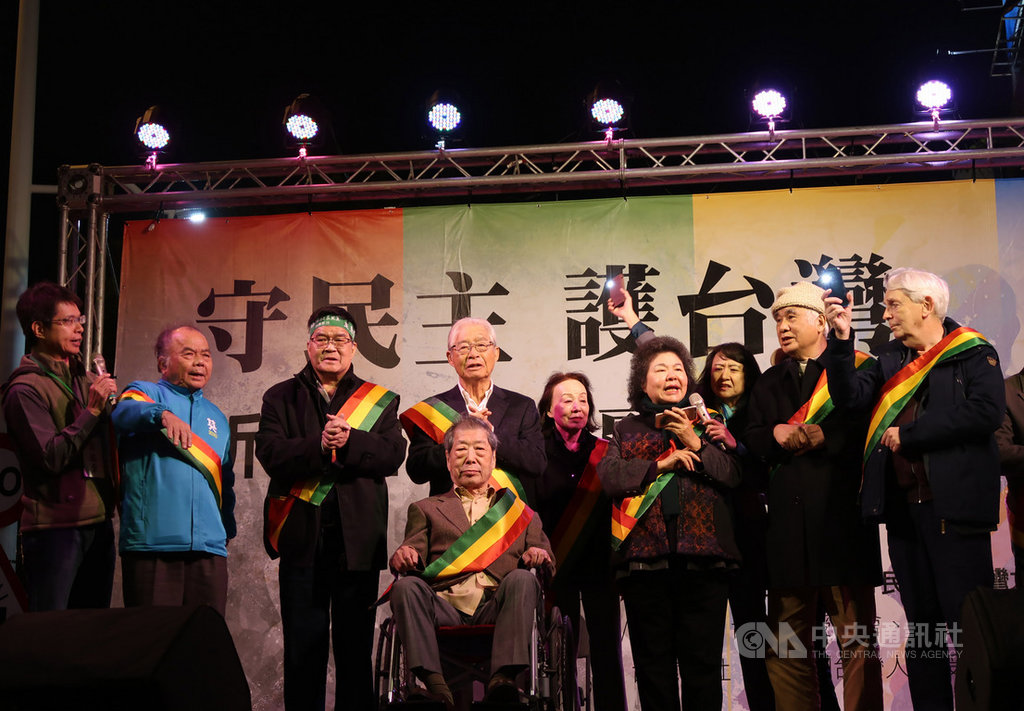 適逢美麗島事件40週年,台灣南社、守民主護台灣大聯盟等本土社團7日在高雄舉辦「守民主 護台灣」遊行暨祈禱會,總統府秘書長陳菊(前右3)等多名當年受難者出席,與青年世代一起回顧事件歷程。中央社記者王淑芬攝 108年12月7日