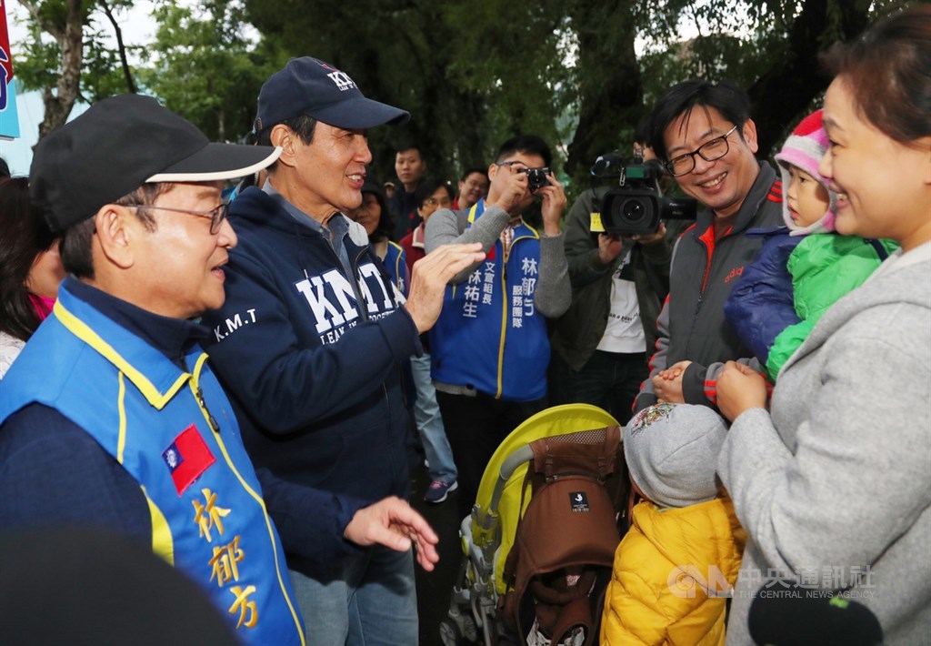 前總統馬英九(左2)7日與國民黨台北市立委參選人林郁方(左)一同前往萬華區青年公園周邊拜票,與民眾互動,爭取支持。中央社記者王騰毅攝 108年12月7日