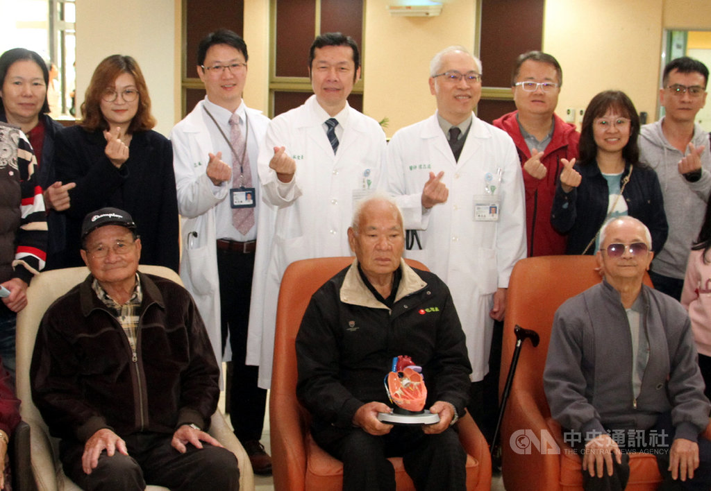 奇美醫學中心7日舉辦經導管主動脈瓣膜置換術病友會活動,邀請病友及家屬參與,安排醫護人員分享相關保健知識。中央社記者楊思瑞攝 108年12月7日
