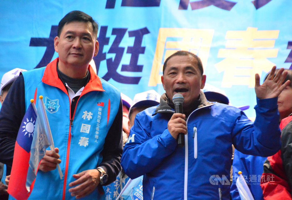 新北市長侯友宜(右)7日替國民黨籍新北市板橋西區立委參選人林國春(左)助選,強調彼此都是警察出身,信念一樣都是報效中華民國。中央社記者黃旭昇新北市攝 108年12月7日