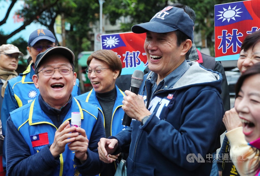 前總統馬英九(前左2)7日下午陪同國民黨台北市立委參選人林郁方(前左)掃街拜票,兩人笑說常被「抹黑」,還互送美白乳液,引起現場一陣笑聲。中央社記者王騰毅攝 108年12月7日