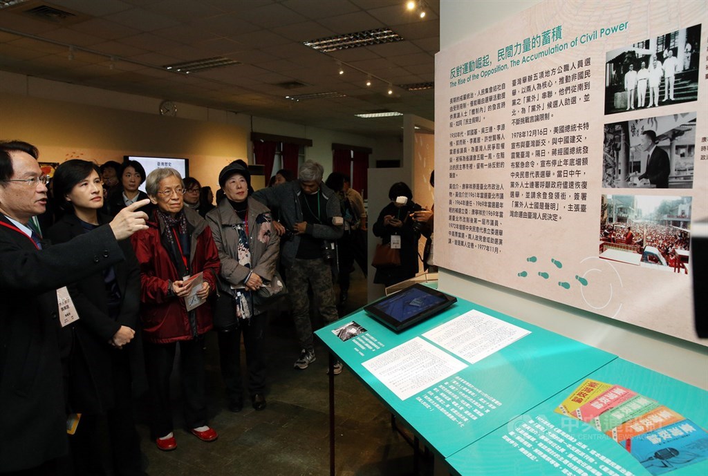 紀念美麗島40週年,文化部長鄭麗君(左2)7日參觀國家人權博物館在歷史現場第一法庭舉辦的「台灣有一站—美麗島」特展,由國史館館長陳儀深(左)進行導覽。中央社記者郭日曉攝 108年12月7日