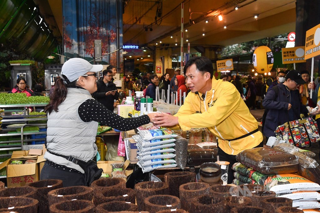時代力量立委黃國昌(前右)7日赴台北建國花市掃街,尋求民眾支持,並呼籲選民將政黨票投給時代力量。中央社記者林俊耀攝 108年12月7日