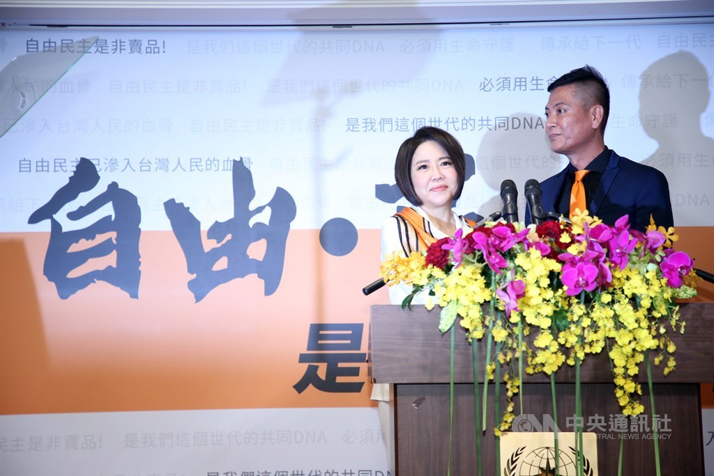 親民黨主席宋楚瑜第4度選總統,找來媒體人于美人(左)擔任發言人,身為極具號召力的電視節目主持人,她展現了十足的鏡頭魅力和專業,堪稱「宋楚瑜翻譯機」。(中央社檔案照片)