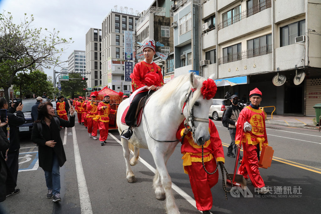 台南市中西區7日舉辦古禮迎親活動,一名新郎騎著白馬帶著大轎,迎親隊伍浩浩蕩蕩長達數百公尺,希望激勵年輕人結婚生子。中央社記者張榮祥台南攝 108年12月7日