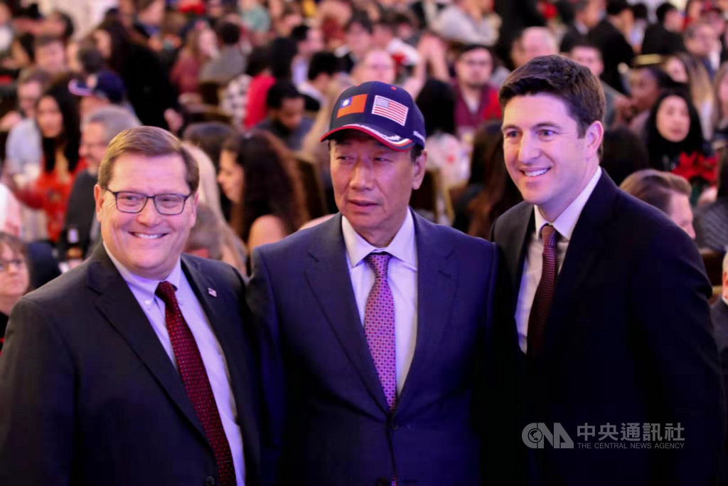鴻海創辦人郭台銘(中)美國時間6日造訪威斯康辛州,與當地政界人物、員工和社區領袖同歡。(鴻海提供)中央社記者鍾榮峰傳真 108年12月7日