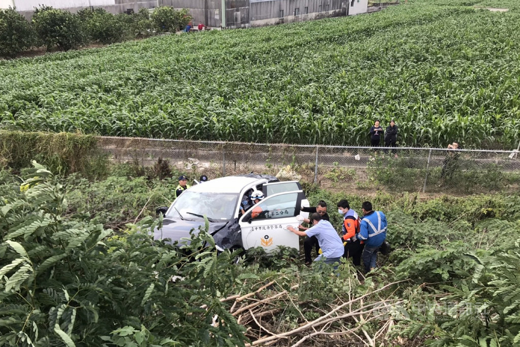 台中市警察局一輛警車7日行經國道一號南下297公里路段時,疑與一輛休旅車擦撞後衝出邊坡,車上2名員警及1名犯罪嫌疑人受傷,事故原因仍待釐清。(台南市消防局提供)中央社記者楊思瑞台南傳真 108年12月7日