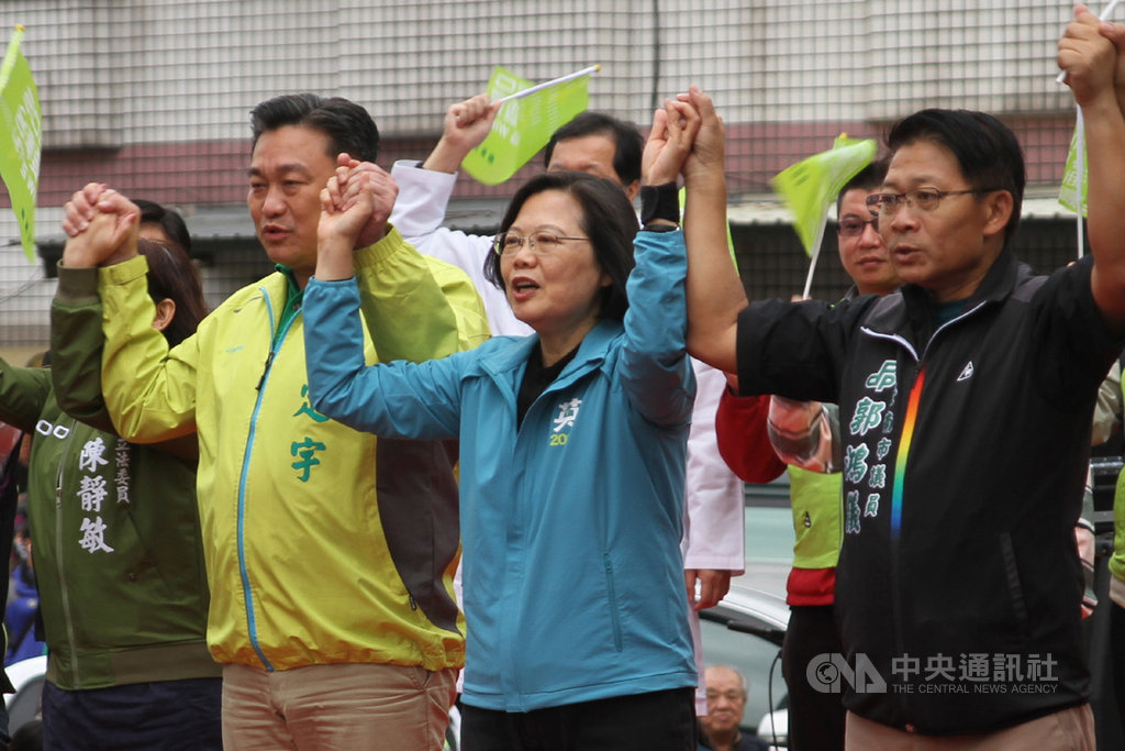 總統蔡英文(前右2)7日到台南市為尋求連任的民進黨籍立委王定宇(前右3)站台,眾人牽手齊呼當選口號。中央社記者楊思瑞攝 108年12月7日