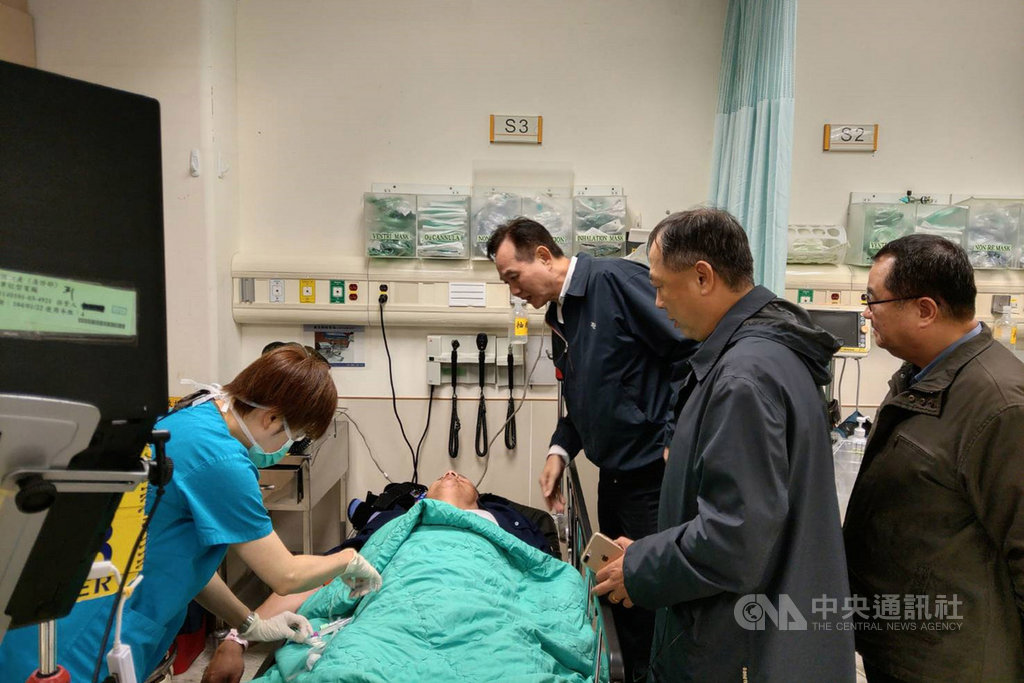 台南市歸仁警分局一名員警7日下午結束執行總統蔡英文車隊的交管勤務後,騎車返回駐地途中發生車禍,導致頭部受傷送醫,警局高層隨後前往醫院探視慰問。(歸仁警分局提供)中央社記者楊思瑞台南傳真 108年12月7日