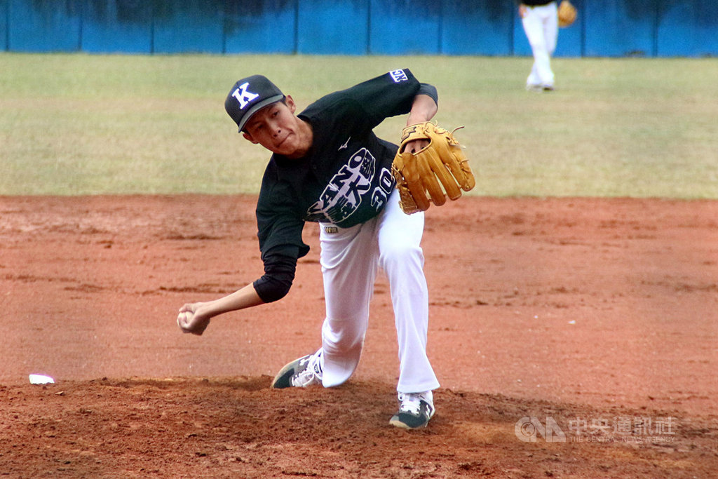 108學年度全國大專校院棒球運動聯賽(公開一級)B組預賽,嘉義大學下勾投手李瑞霖7日先發7局好投,率隊以3比2擊敗台北市立大學。(大專體總提供)中央社記者謝靜雯傳真 108年12月7日