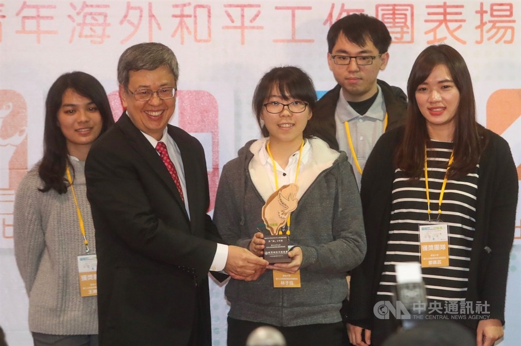副總統陳建仁(左2)7日下午在台北出席「108年青年海外和平工作團表揚暨博覽會」,頒獎表揚台大公衛蟲媒傳染病實驗室團隊成員。中央社記者吳家昇攝 108年12月7日