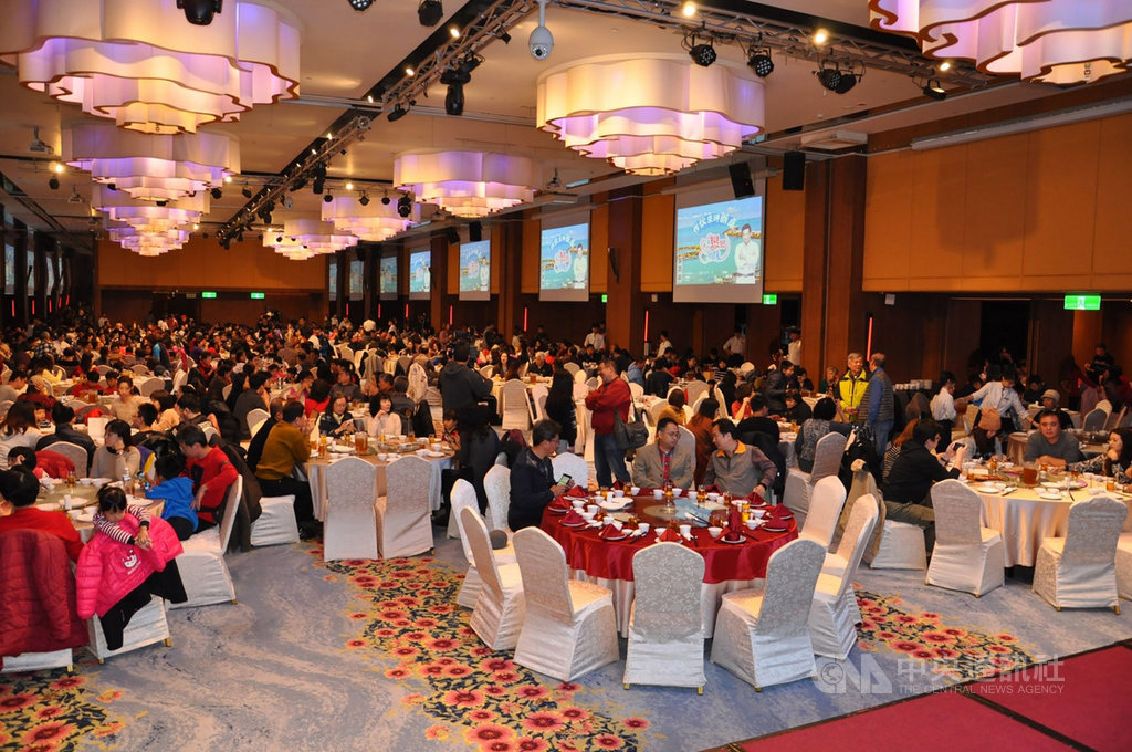 澎湖縣政府主辦「2019戀戀海味.澎湖美食假期」系列活動,壓軸重點「作伙來呷辦桌」7日熱鬧登場,約700人圍桌享美味,共賞在地特色演出等,十分熱鬧。中央社 108年12月7日